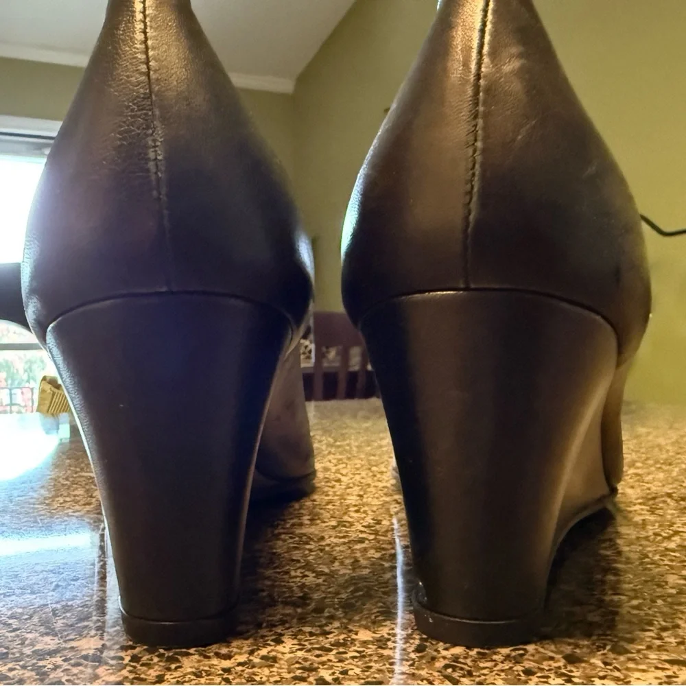 “STUART WEITZMAN” Black Wedge Pumps